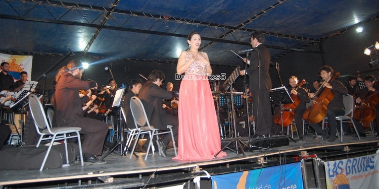 María Belén Rivarola junto a la Filarmónica de Río Negro en Las Grutas